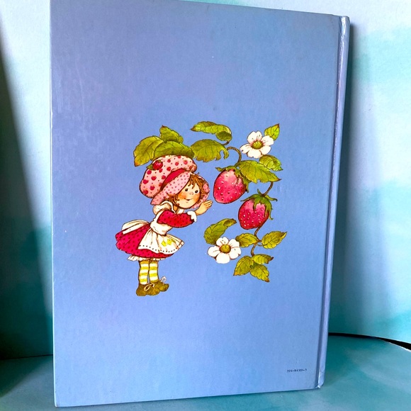 STRAWBERRY SHORTCAKE VINTAGE 80s COLLECTABLE HARDCOVER BOOK BUNDLE OF 3 - Picture 6 of 16